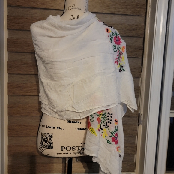 Embroidered Saronda Beach Cover-up - Picture 5 of 9